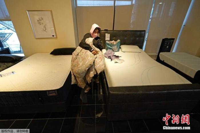 當?shù)貢r間2月17日，美國得州的一家畫廊兼家具店內(nèi)，大批民眾來此避寒取暖，其中不乏一些人帶著被子來過夜。美國近日遭遇極寒天氣侵襲，多地氣溫創(chuàng)近年新低，其中得州災情最嚴重，暴風雪導致電網(wǎng)在酷寒中癱瘓，約400萬居民家中長時間停電。美國國家氣象局表示，得州休斯敦等地的氣溫甚至比靠近北極圈的阿拉斯加還要低。