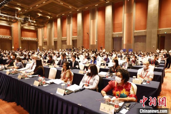 500余名專家學(xué)者、嘉賓代表以線上線下方式參加開幕式?！∈⒓样i 攝