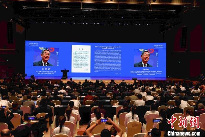 第九屆、第十屆全國(guó)人大常委會(huì)副委員長(zhǎng)許嘉璐向大會(huì)發(fā)來賀信?！∈⒓样i 攝