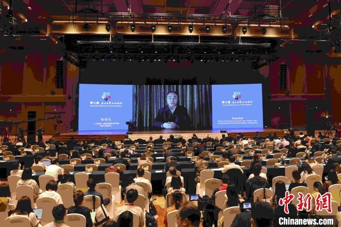 中國(guó)工程院院士、“人民英雄”國(guó)家榮譽(yù)稱號(hào)獲得者張伯禮通過視頻發(fā)表主旨演講?！∈⒓样i 攝