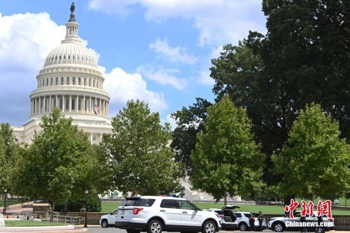 當(dāng)?shù)貢r(shí)間8月19日，一名男子駕駛黑色皮卡至國會(huì)圖書館前，并聲稱車上有炸彈。該事件導(dǎo)致美國國會(huì)大廈周邊街道封鎖，警方還疏散了周邊國會(huì)辦公樓和聯(lián)邦最高法院里的工作人員。圖為警方在美國會(huì)大廈西側(cè)廣場(chǎng)警戒。 <a target='_blank' href='http://www.chinanews.com/'>中新社</a>記者 陳孟統(tǒng) 攝