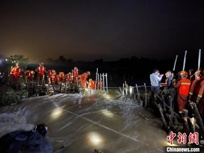 消防員分成左右兩路，同時發(fā)起決口封堵總攻。　閆旭輝 攝