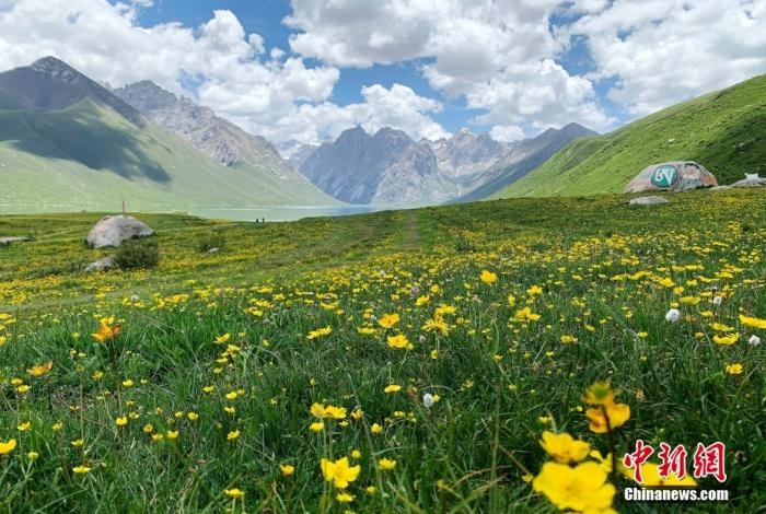 位于青海省果洛藏族自治州久治縣的年保玉則意為“神圣不可侵犯的地方”，山形如蓮花，總面積3469平方公里，保存有冰蝕地貌、冰磧地貌、現(xiàn)代冰川等地質(zhì)遺跡，有“天神后花園”之稱。
<a target='_blank' href='http://www.chinanews.com/'>中新社</a>記者 孫睿 攝