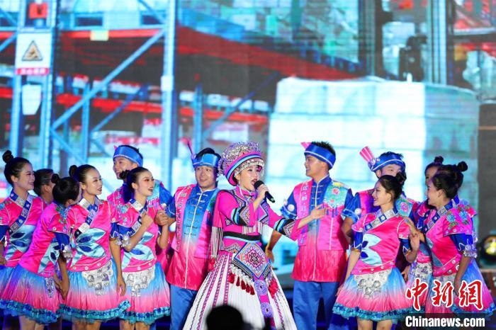 專(zhuān)場(chǎng)晚會(huì)上的民族歌舞表演?！涕L(zhǎng)嬌 攝