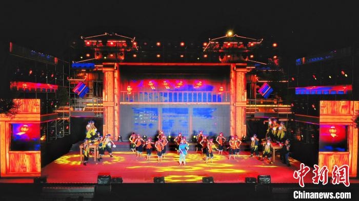 2021昭君文化旅游活動(dòng)專(zhuān)場(chǎng)晚會(huì)現(xiàn)場(chǎng)。　周星亮 攝