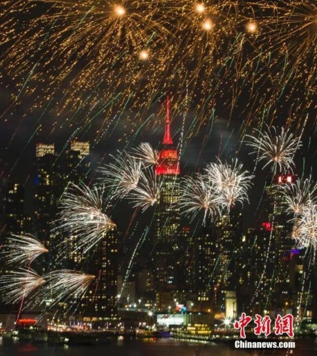 　　2018年，中國(guó)駐紐約總領(lǐng)事館前的哈德遜河上空燃放起焰火，慶祝中國(guó)狗年春節(jié)。