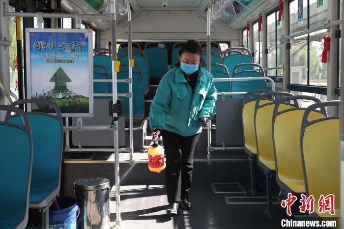 工作人員正在對公交車進行消殺?！∮诰?攝