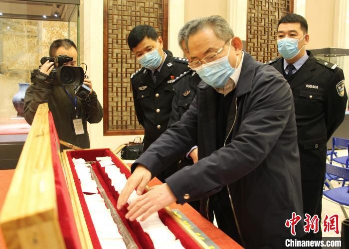 山東博物館館長鄭同修介紹涉案文物龍首錯(cuò)銀木柲銅杖?！≮w曉 攝