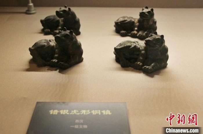 一級文物錯(cuò)銀虎形銅鎮(zhèn)?！≮w曉 攝