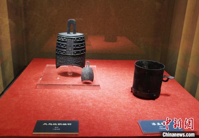 二級文物西漢鳳鳥紋銅編鐘、漆蓋銅卮?！≮w曉 攝