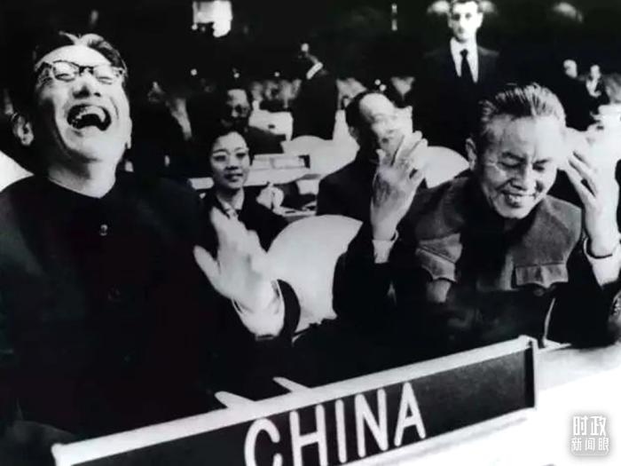 △1971年11月15日，以外交部副部長喬冠華(左一)為團長、黃華(右一)為副團長的中國代表團，首次出現(xiàn)在聯(lián)合國大會上。(資料圖)