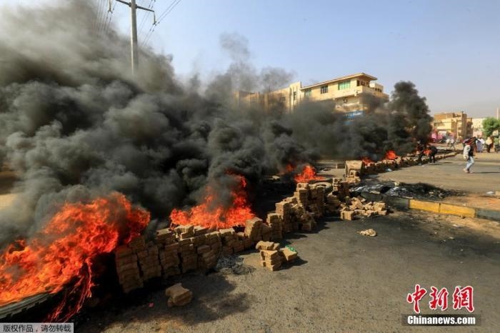 當(dāng)?shù)貢r(shí)間10月25日，蘇丹局勢(shì)發(fā)生突變，過(guò)渡政府總理被“綁架”，政府部長(zhǎng)被軍方抓捕，國(guó)家進(jìn)入緊急狀態(tài)，大量民眾走上街頭對(duì)軍方行動(dòng)進(jìn)行抗議，已有7人在抗議活動(dòng)中死亡，140人受傷。圖為抗議活動(dòng)中燃燒的輪胎。