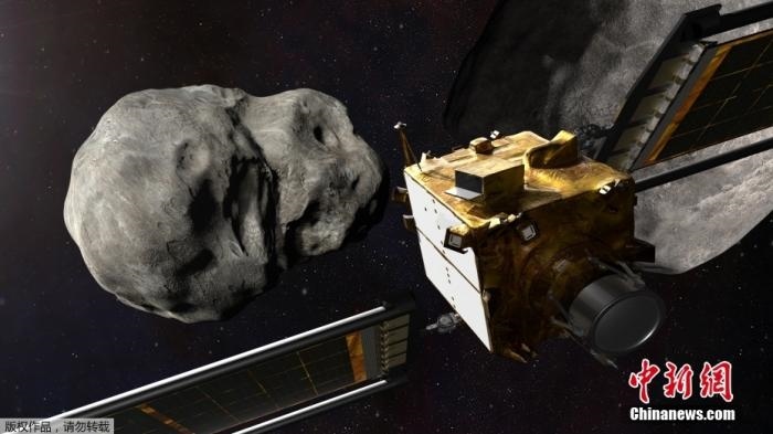 當?shù)貢r間11月4日，法新社公布了兩張來自美國宇航局的太空效果圖，畫面顯示一艘宇宙飛船從小行星后面進行撞擊。據(jù)悉，美國宇航局計劃讓一艘以每小時24000公里的速度飛行的宇宙飛船撞上一顆小行星以進行“行星防御”測試，雖然地球尚且沒有面臨如此緊迫的危險。