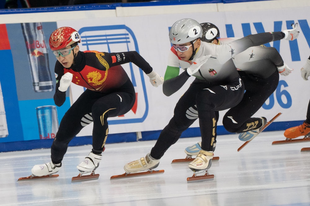 11月20日，中國選手武大靖(左)和匈牙利選手劉少林在比賽中。劉少林奪得冠軍，武大靖獲得第四名。新華社發(fā)(弗爾季·奧蒂洛 攝)