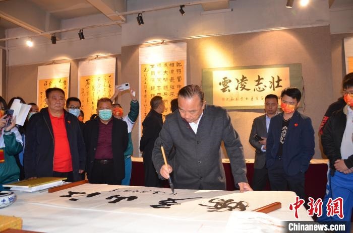 圖為“鐵軍老戰(zhàn)士”、著名書法家、解放軍報原副總編輯連俊義少將現(xiàn)場揮毫?！☆佇玛?攝 攝