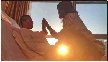 每天早上媽媽醒來后，母女倆都會迎著晨曦握手、擊掌?！∫曨l截圖