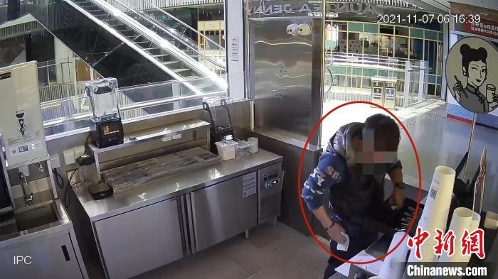 嫌疑人實(shí)施犯罪行為的監(jiān)控視頻?！↑S浦公安供圖