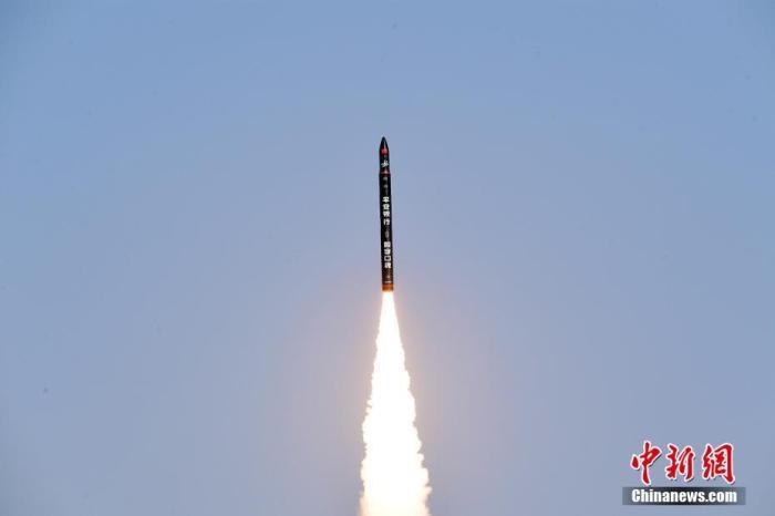 北京時間2021年12月7日12時12分，谷神星一號遙二運(yùn)載火箭在中國酒泉衛(wèi)星發(fā)射中心成功發(fā)射升空，將搭載的天津大學(xué)一號、麗澤一號、寶醞號、金紫荊五號、金紫荊一號03星等5顆小衛(wèi)星順利送入預(yù)定軌道，發(fā)射任務(wù)獲得圓滿成功。汪江波 攝