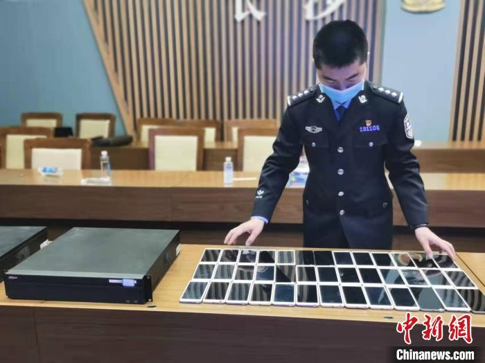 民警展示作案工具。　長沙市公安局供圖