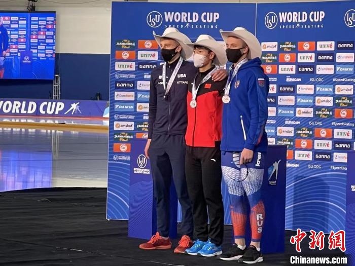 寧忠?guī)r在頒獎(jiǎng)儀式上?！『邶埥◇w育局提供