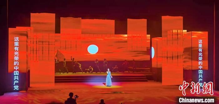圖為“百年風(fēng)華”大型音樂史詩劇現(xiàn)場?！⒑ｌ` 攝