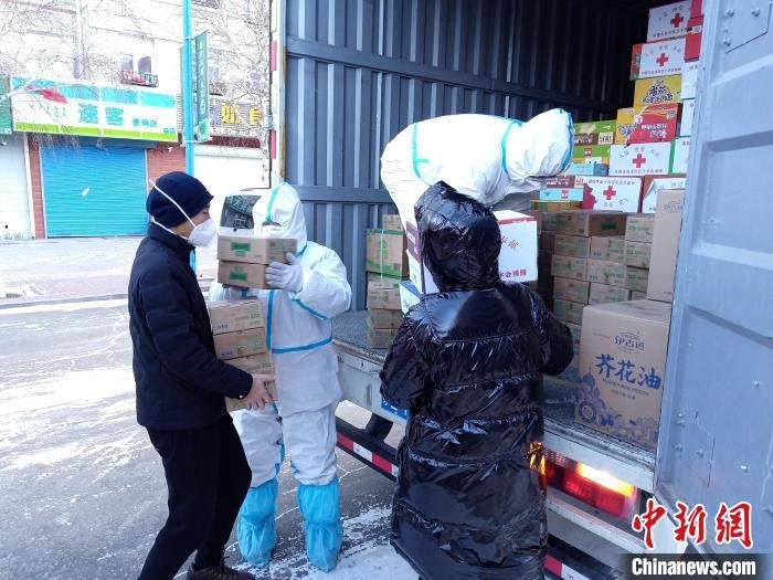 圖為滿洲里物資保障巡回補(bǔ)給車隊(duì)配貨現(xiàn)場(chǎng)?！∏靥饌?攝