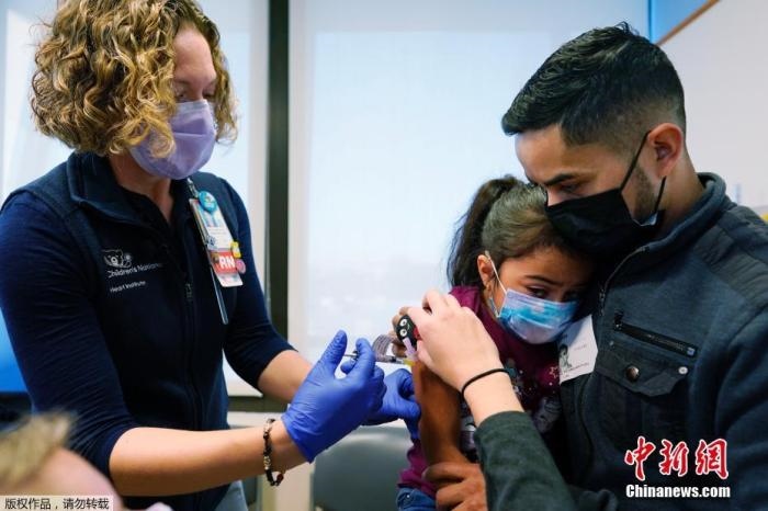 資料圖：當(dāng)?shù)貢r(shí)間11月3日，美國(guó)華盛頓，國(guó)立兒童醫(yī)院為孩子接種疫苗。美國(guó)新冠疫苗接種進(jìn)入了一個(gè)新階段，數(shù)百萬(wàn)名小學(xué)生現(xiàn)在可以接種疫苗。