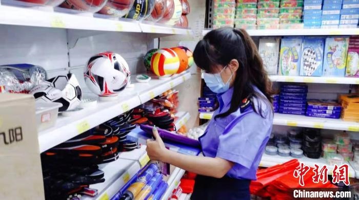 圖為秦皇島市海港區(qū)市場監(jiān)督管理局工作人員正在檢查涉冬奧標(biāo)志商品?！∏鼗蕧u市海港區(qū)市場監(jiān)督管理局供圖