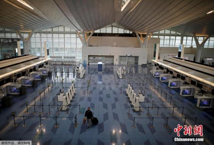 資料圖：日本東京，東京國際機場，一名乘客在國際航班航站樓的登機區(qū)。