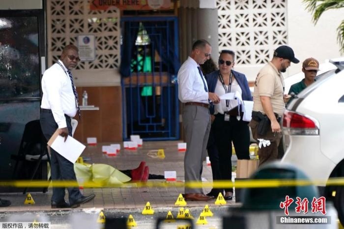 當(dāng)?shù)貢r(shí)間5月30日凌晨，位于美國(guó)佛羅里達(dá)州東南部的邁阿密戴德縣發(fā)生大規(guī)模槍擊事件，造成2人死亡、20多人受傷。圖為槍擊案現(xiàn)場(chǎng)。