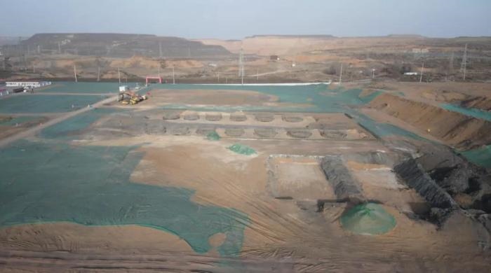 2021年12月11日，督察組使用無人機(jī)拍攝，神木市蘭炭產(chǎn)業(yè)特色園區(qū)檸條塔片區(qū)廢水集中處理設(shè)施僅完成部分基礎(chǔ)建設(shè)