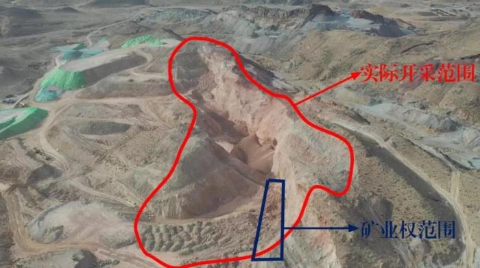 2021年12月11日，督察組使用無人機拍攝，銅鐵溝礦礦業(yè)權面積僅6.9畝，越界開采達182畝，超出26.4倍；實際開采深度達35米，遠超采礦許可證允許開采深度要求
