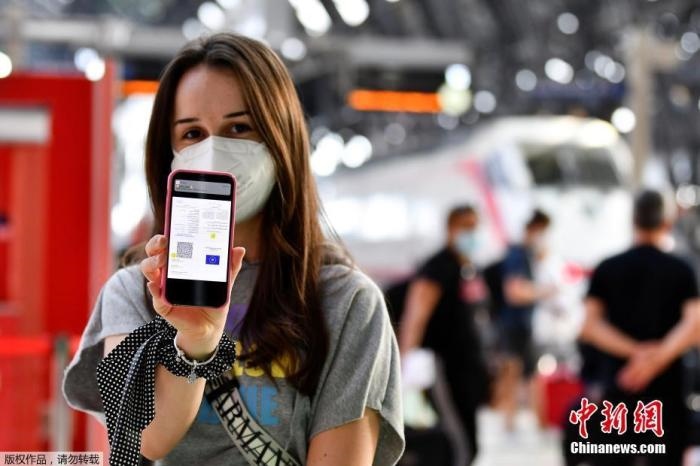 當(dāng)?shù)貢r(shí)間2021年9月1日，意大利米蘭，乘客在火車站出示的健康證明。