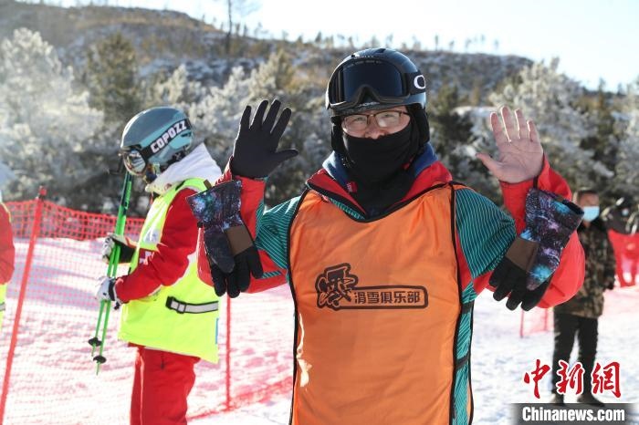 圖為滑雪場(chǎng)現(xiàn)場(chǎng)?！≡S婷 攝