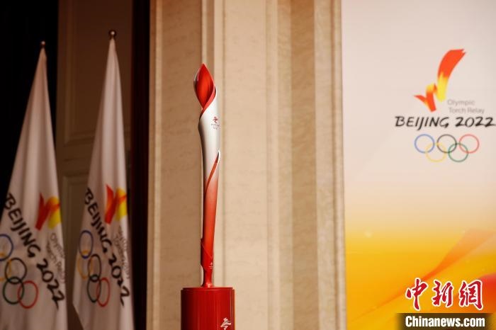 展示的北京冬奧會火炬?！〗x 攝