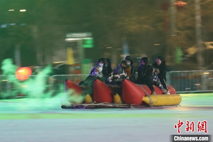 民眾沉醉在冰上香蕉船的快樂中?！∮诤Ｑ?攝