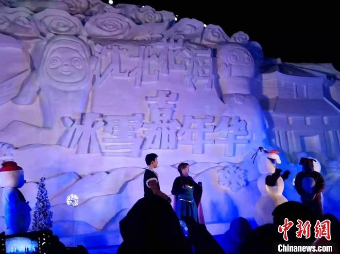 活動現(xiàn)場表演的《冰雪奇緣》很受歡迎?！≮w桂華 攝