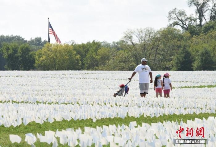 當(dāng)?shù)貢r(shí)間2021年9月18日，美國首都華盛頓國家廣場上插著數(shù)十萬白色旗幟，悼念新冠逝者。這個(gè)名為“在美國：銘記”藝術(shù)裝置由美國藝術(shù)家弗斯滕伯格(Suzanne Firstenberg)策劃，她計(jì)劃在兩周內(nèi)與公眾一起在華盛頓國家廣場插上與美國新冠死亡病例數(shù)對(duì)應(yīng)的白旗，以示悼念。 <a target='_blank' href='/'>中新社</a>記者 陳孟統(tǒng) 攝
