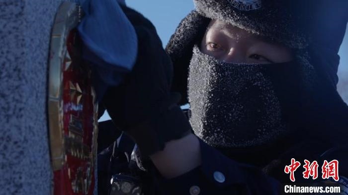 圖為恩和哈達(dá)邊境派出所的9名民警踏雪巡邊。　劉維明 攝