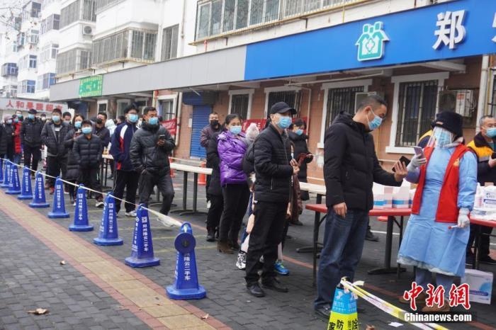 資料圖：1月7日，河南鄭州，市民有序排隊進行核酸檢測。<a target='_blank' href='/'>中新社</a>記者 劉鵬 攝