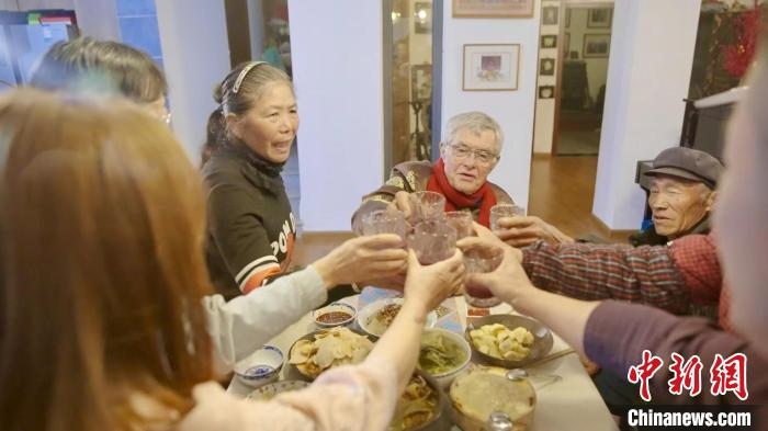 圖為賀歲紀(jì)錄片《“洋女婿”的中國年》劇照?！『h(yuǎn)航 攝