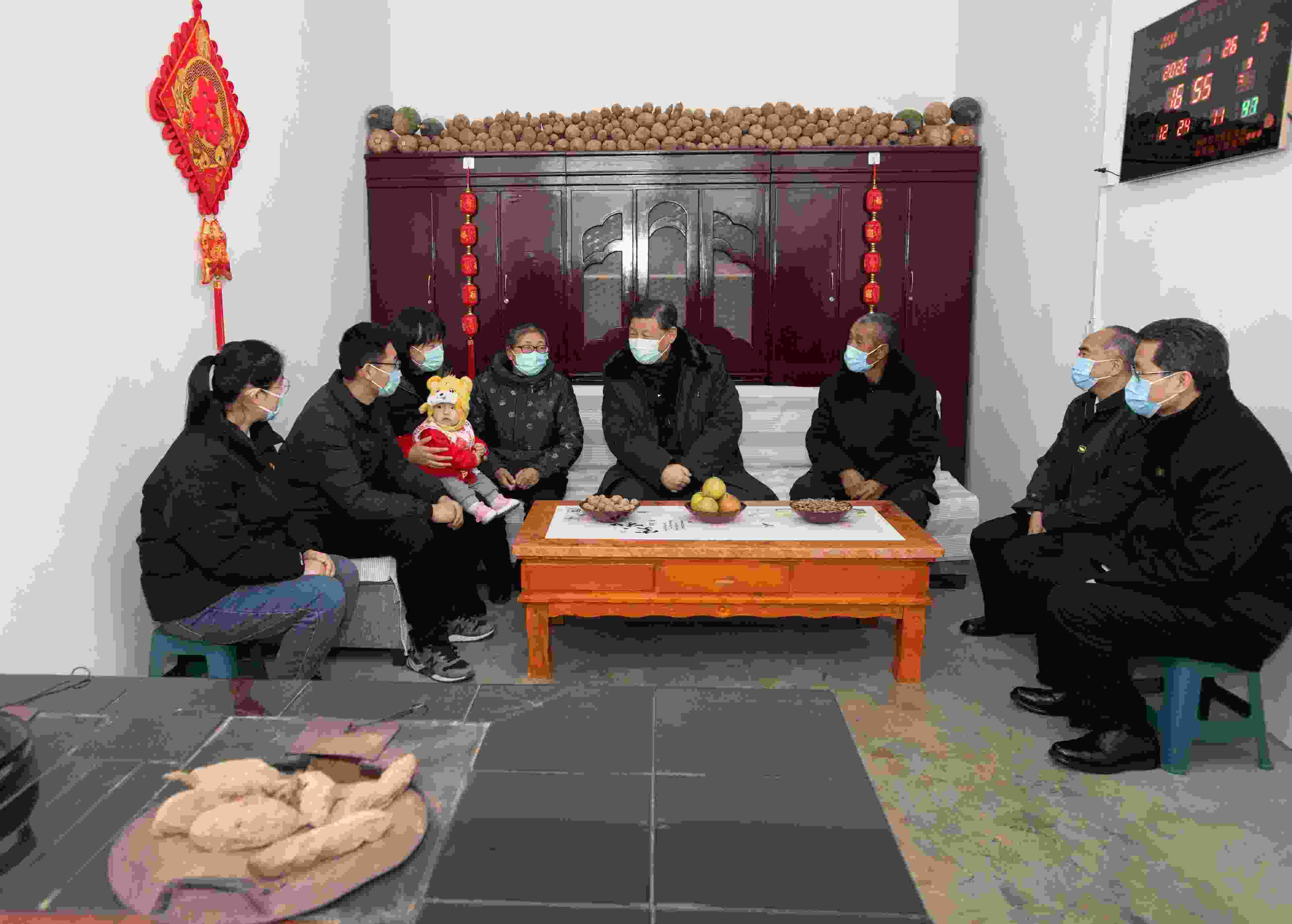 △2022年1月26日，中共中央總書記、國家主席、中央軍委主席習(xí)近平在臨汾市汾西縣僧念鎮(zhèn)段村同村民蔡文明一家親切交流。