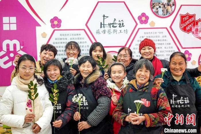 “蘇母藝術(shù)工坊”文創(chuàng)工作室的姐妹們?！」帕捡x 攝