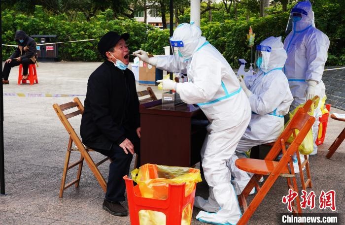 圖為德保縣組織民眾接受核酸檢測。　德?？h融媒體中心供圖