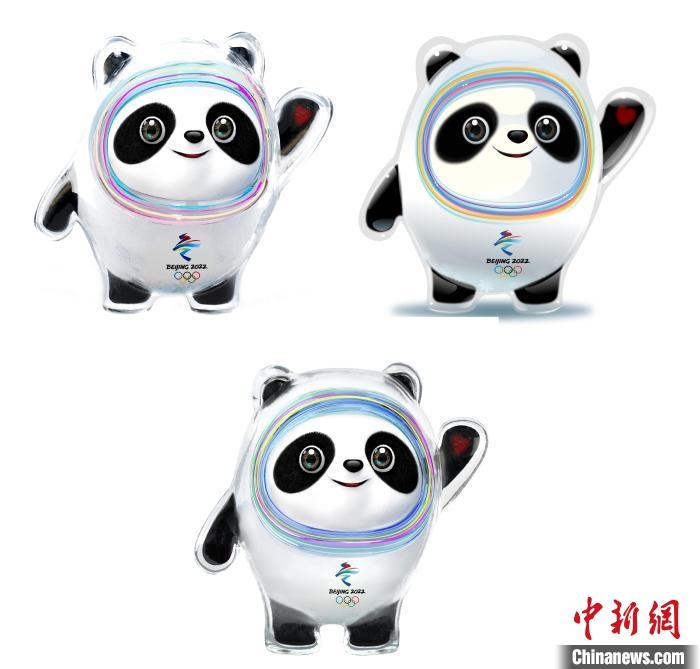 設計團隊將“冰絲帶”的形象引入大熊貓后逐漸成型。上方兩個形象還是外八字腳，下方形象為最終定稿?！⑵皆乒﹫D