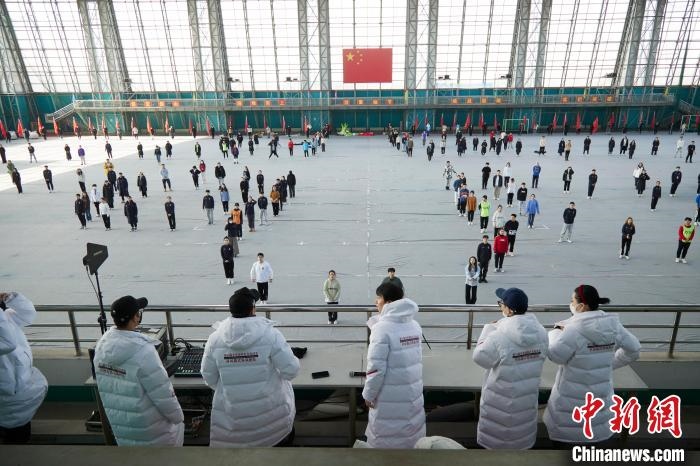 北京冬奧會閉幕式開始前，演員們在進行排練?！埼暮?供圖