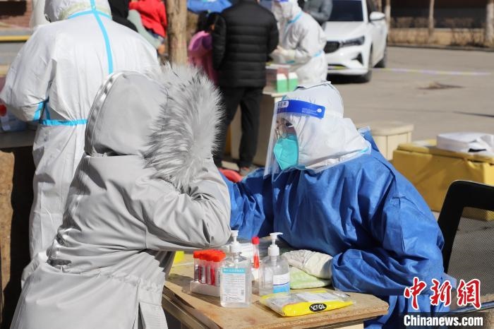 呼和浩特市民做核酸。　張林虎 攝