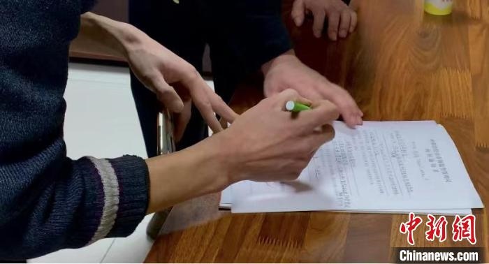 圖為現(xiàn)場(chǎng)下達(dá)詢問(wèn)通知書(shū)?！±铈面?攝