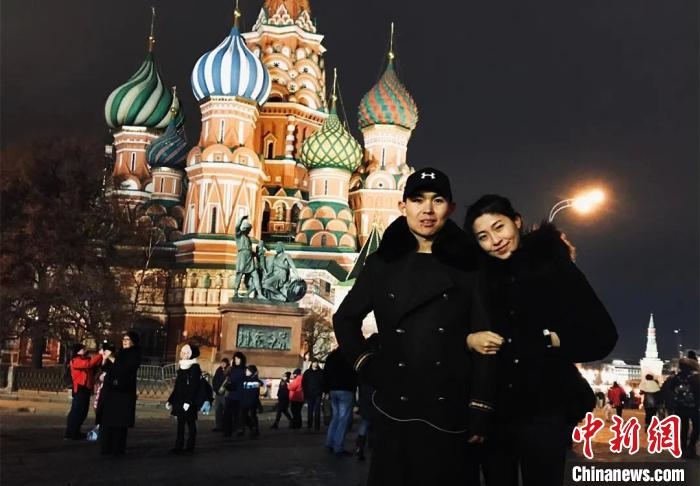 圖為敖木希勒夫婦留學(xué)合影?！“侥鞠＠展﹫D