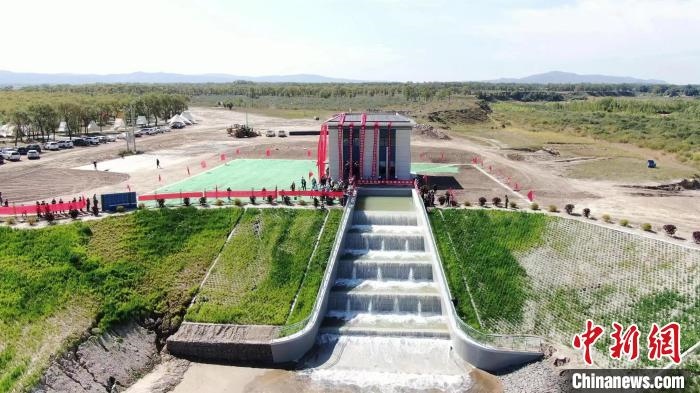 圖為生態(tài)補(bǔ)水現(xiàn)場?！》缎Э?攝